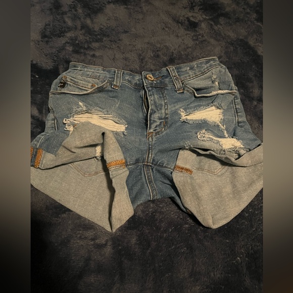 KanCan distressed daisy dukes 24/0 - Picture 1 of 3